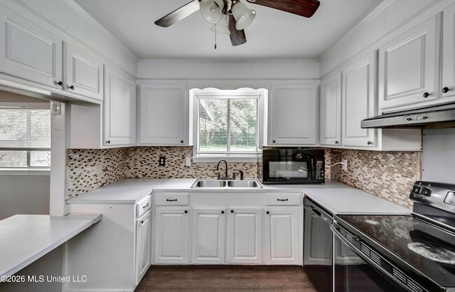 Building Photo - 823 Dunton Rd