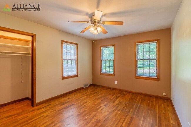 Building Photo - Spacious home close to KSU Campus!