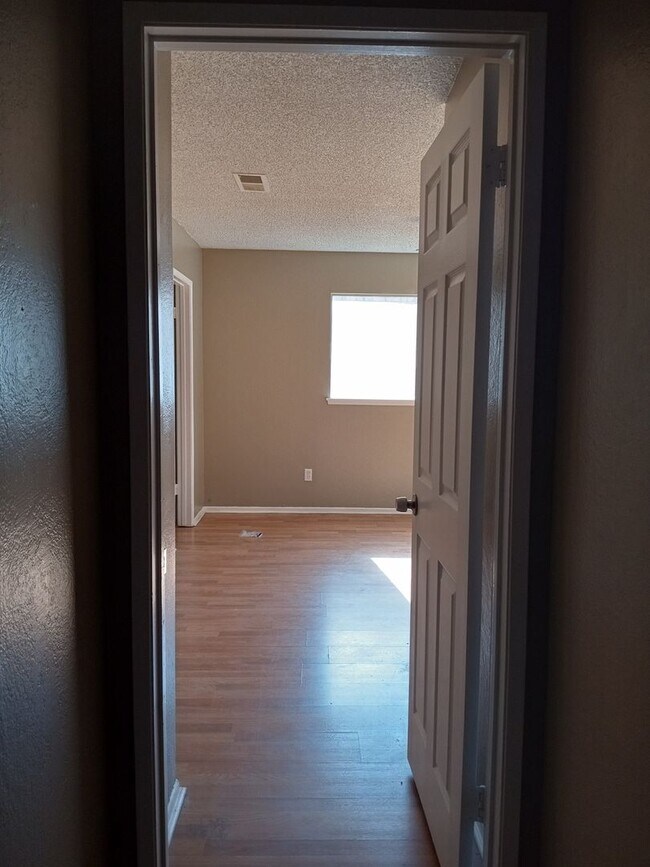 Building Photo - Lovely 4 bedroom