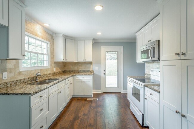 Building Photo - Charming Family Haven: 3 Bedroom Gem with Inviting Outdoor Space