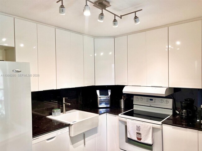 Building Photo - 2841 Somerset Dr