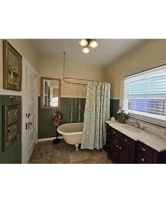 Building Photo - V st