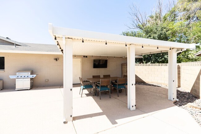 Building Photo - 2199 Sq Ft 4 bedroom 2 bath with Pool & Pool Table - Under Market Rate!