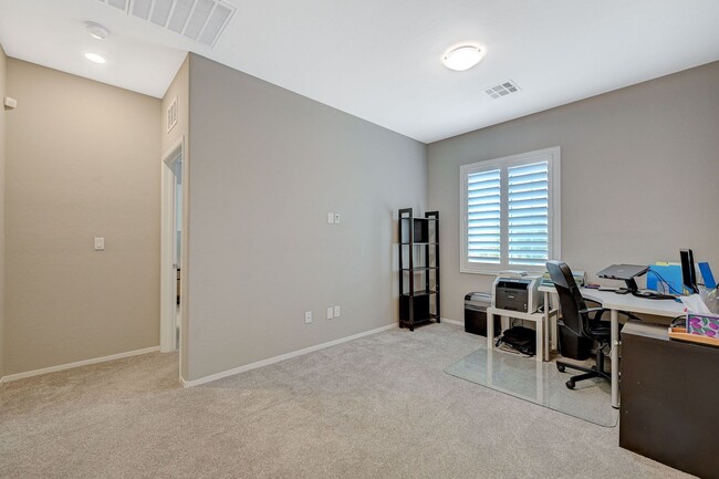 Building Photo - Modern 3 Bedroom Townhouse near Blue Diamond