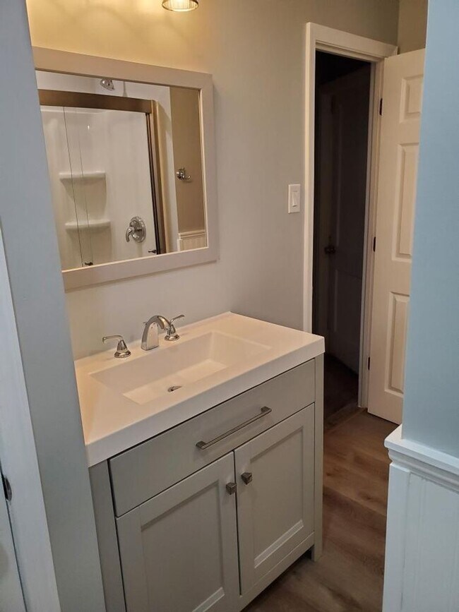 Building Photo - Walking distance to UD - Pending Applicati...