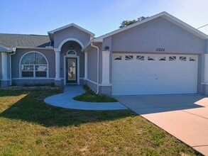Building Photo - 3 bedroom 2 bathroom Fenced in yard