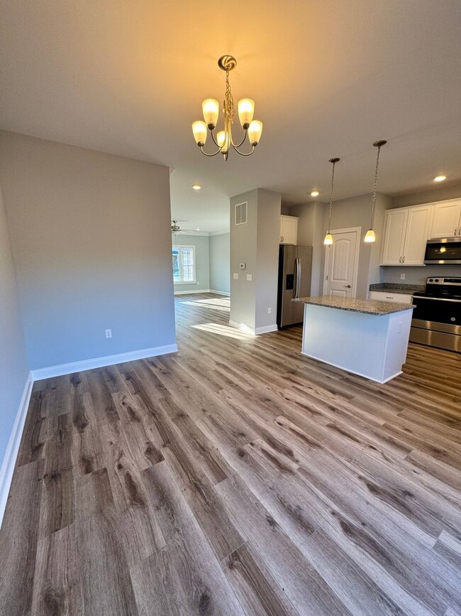 Building Photo - *LIKE NEW!* 3BR/2.5BA Townhouse in Crescen...