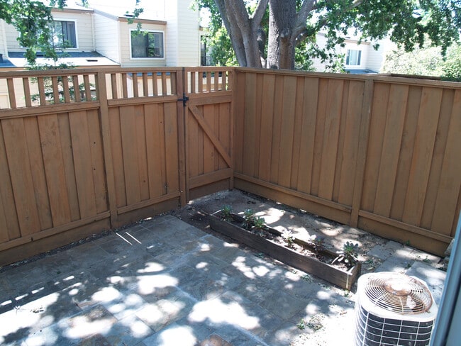 Building Photo - Stunning 1 Bedroom 1.5 bath townhouse in d...