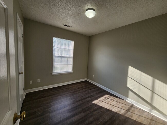 Building Photo - 3 Bedroom Home Near University Area
