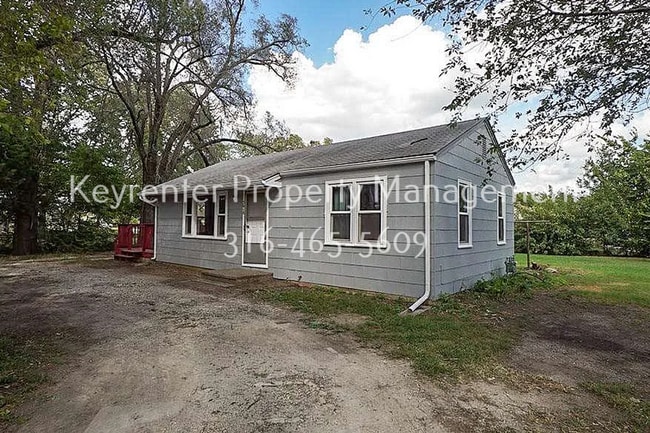 Building Photo - Cute 2 bedroom house on large lot with easy highway access!