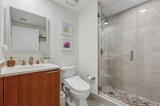 Building Photo - 2640 Lake Shore Dr