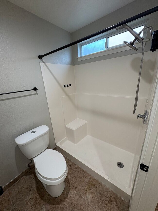 Building Photo - SW Visalia Home with Pool Available Now!