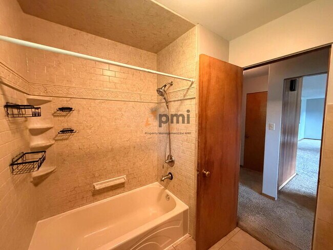 Building Photo - 330 E 69th Pl
