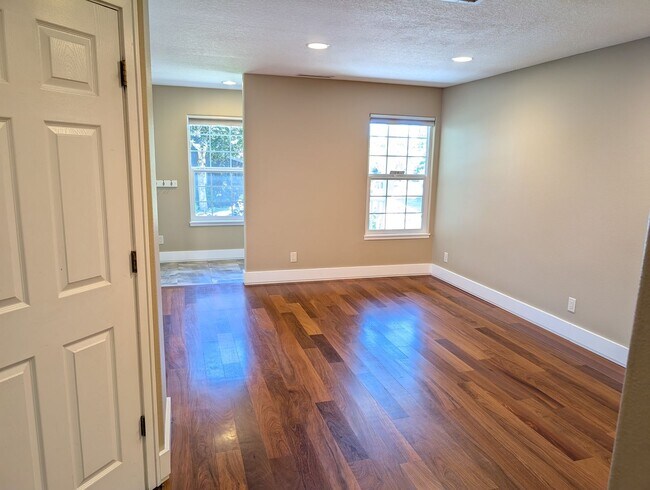 Building Photo - 4 Bed/2.5 Bath Multnomah Village Stunner w...