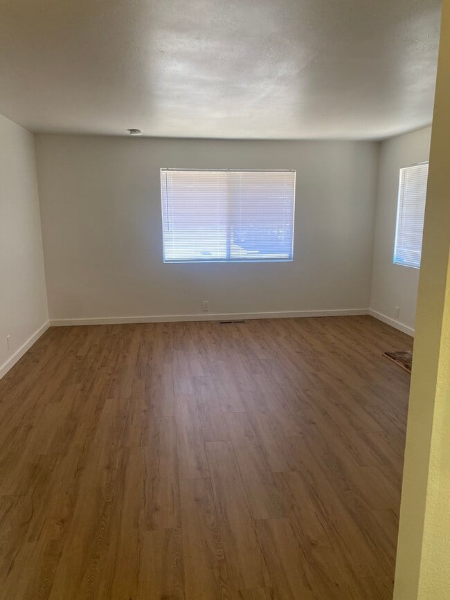 Building Photo - **Newly Remodeled and Updated 2 Bedroom/ 1...