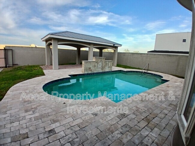 Building Photo - 2423 W Hampton Ave