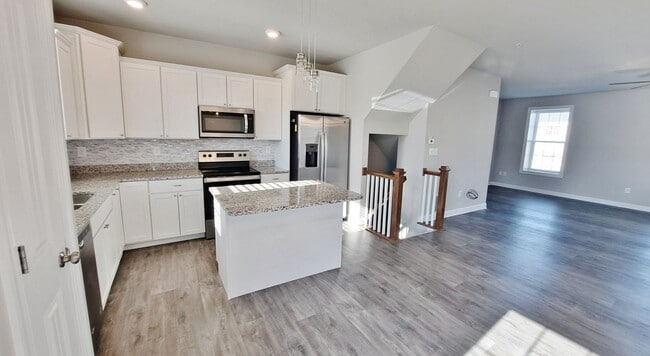 Building Photo - 4 Bed / 2-1/2 Bath Single Family Townhome w/1-Car Garage