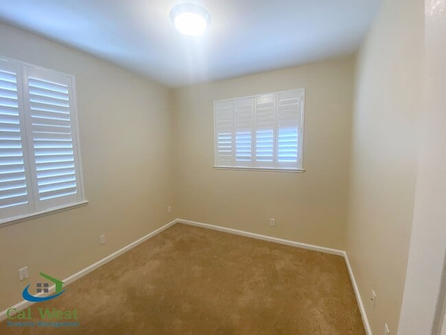 Building Photo - $3795 - 3 Bed/2.5 Bath Tri-level Townhome ...