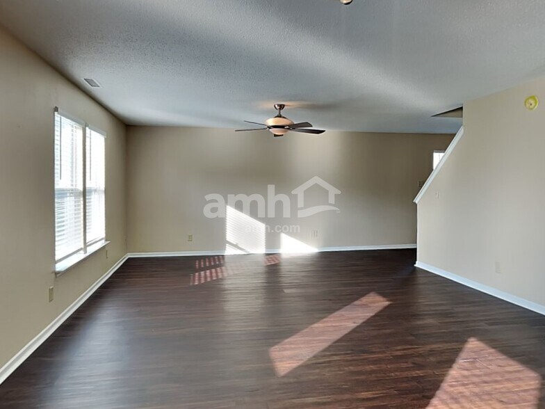 Building Photo - 1221 Redwood Dr