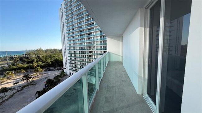 Building Photo - 100 Bayview Dr