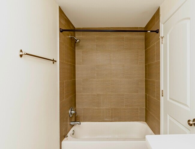 Building Photo - 1722 N Artesian Ave