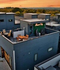 Building Photo - 2718 Delaware Ave