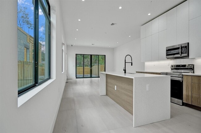 Building Photo - 606 SW 7th Ave