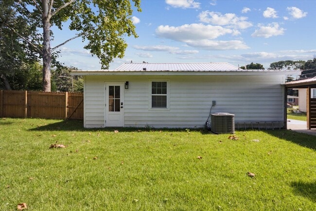 Building Photo - Newly Renovated Coastal Cottage for Lease!