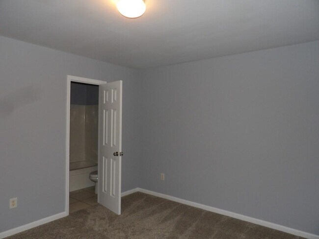 Building Photo - 4128 Horseshoe Rd N