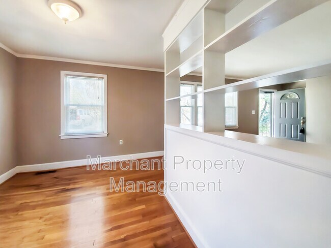 Building Photo - 8 E Circle Ave