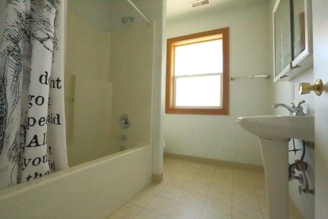 Building Photo - Spacious upper 3-bedroom unit with 2 full ...