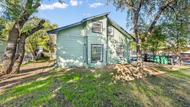 Building Photo - 2600 Morales St