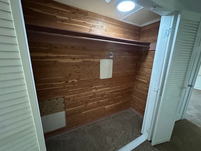 Building Photo - 2233 E Seneca St