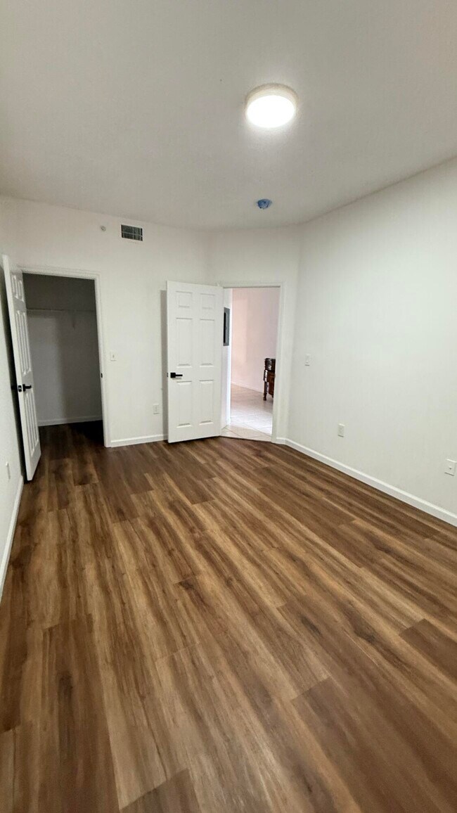 Building Photo - 2080 Greenview Shores Blvd