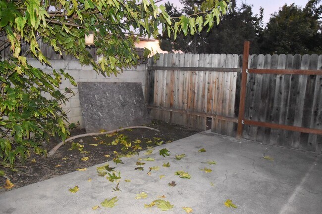 Building Photo - Cypress (125-127) South