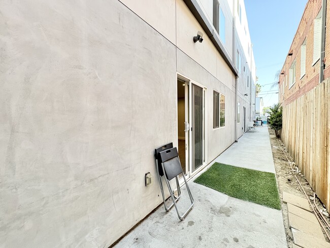 Building Photo - 6032 Romaine St