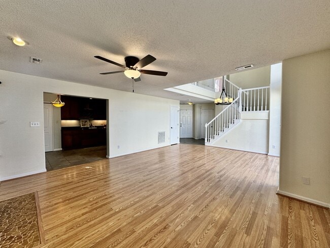 Building Photo - Available 08-08-25 in Cedar Crossing! A Pe...