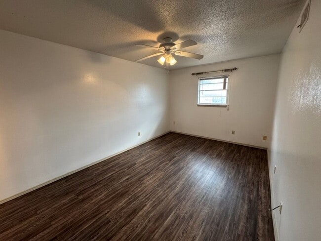 Building Photo - 2 bed 2 bath duplex refreshed with new flo...