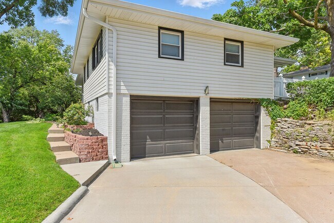 Building Photo - Spacious 4-Bedroom Home for Rent in Desira...