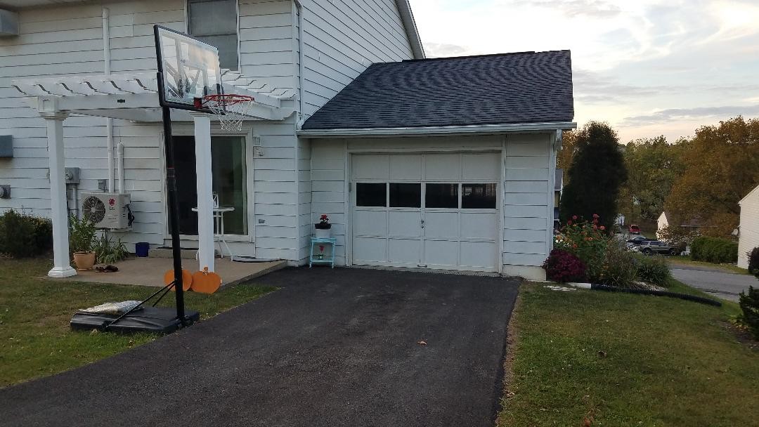 driveway/garage - 605 Peach View Ln