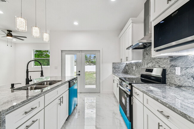 Building Photo - 1403 W 9th St