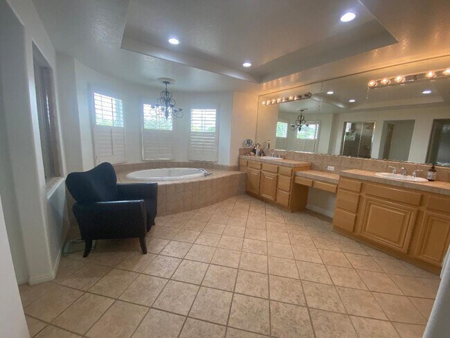 Building Photo - 5 Bed, 5 bath cul-de-sac Executive Home