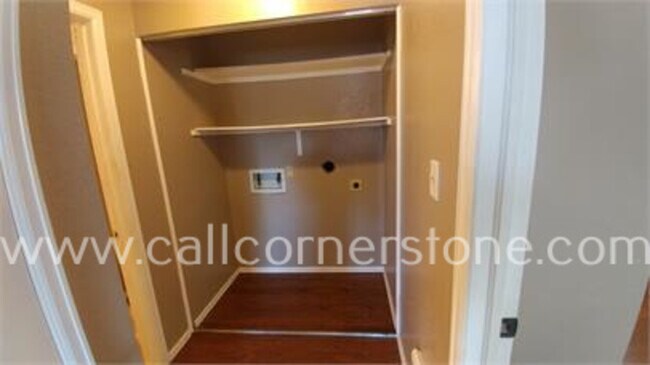 Building Photo - 2570 Clarendon Dr