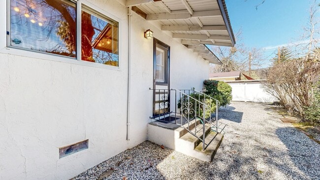 Building Photo - Delightful 2 Bedroom 1 Bath Unit with 1 Car Garage