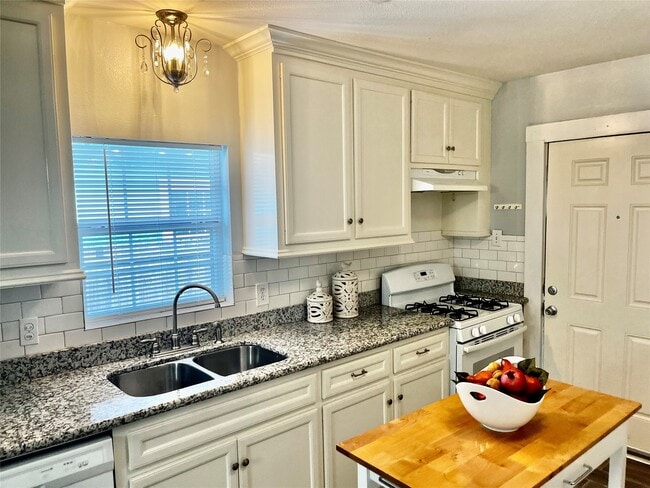 Building Photo - 106 N Eastwood St