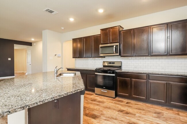 Building Photo - 4 Bedrooms- 11 miles from Lackland AFB