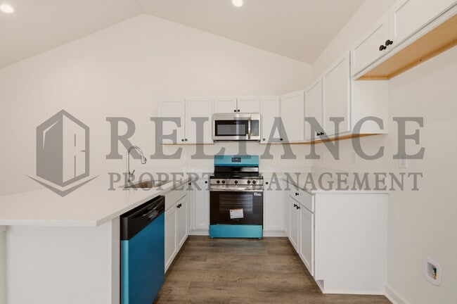 Building Photo - 5249 N Pinecrest Ct