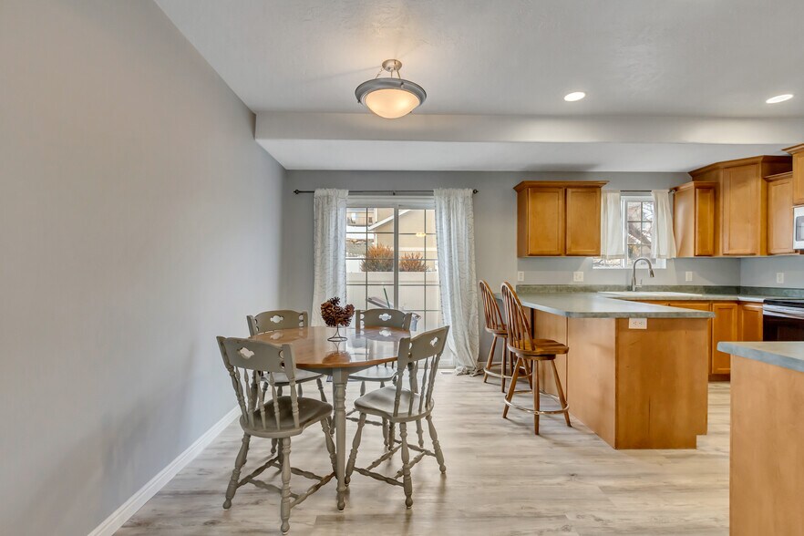 Building Photo - 7611 S Yellowwood Ln