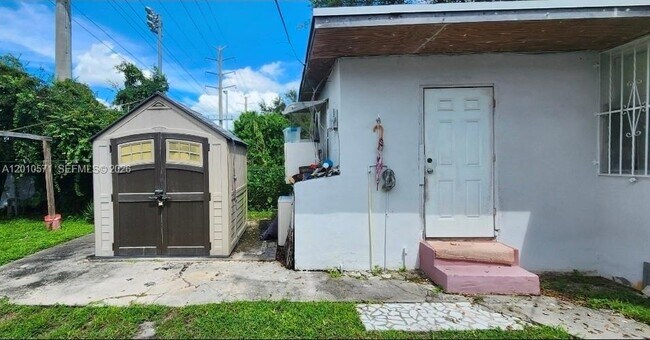 Building Photo - 405 NW 64th St