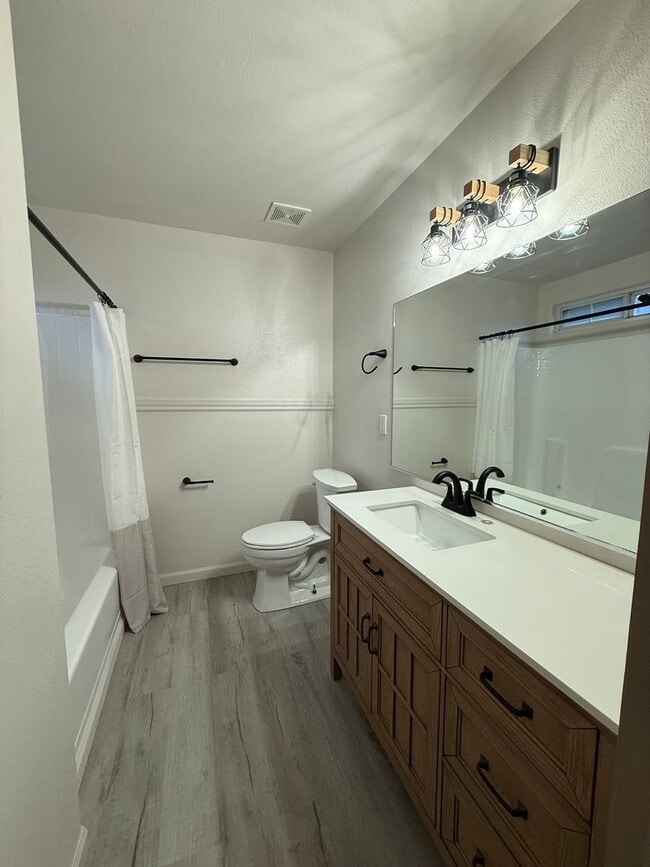 Building Photo - Beautiful 4 bedroom 2 bath home